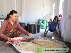 khách hàng nấu rượu từ gạo mai phương