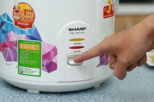 nấu cơm bằng nồi cơm điện